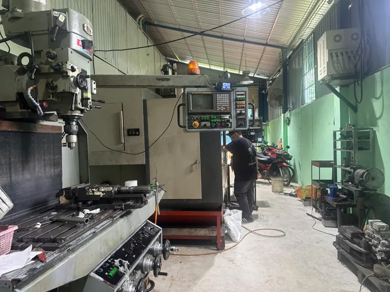Máy móc và khu vực gia công tại xưởng Khởi Minh, TP.HCM